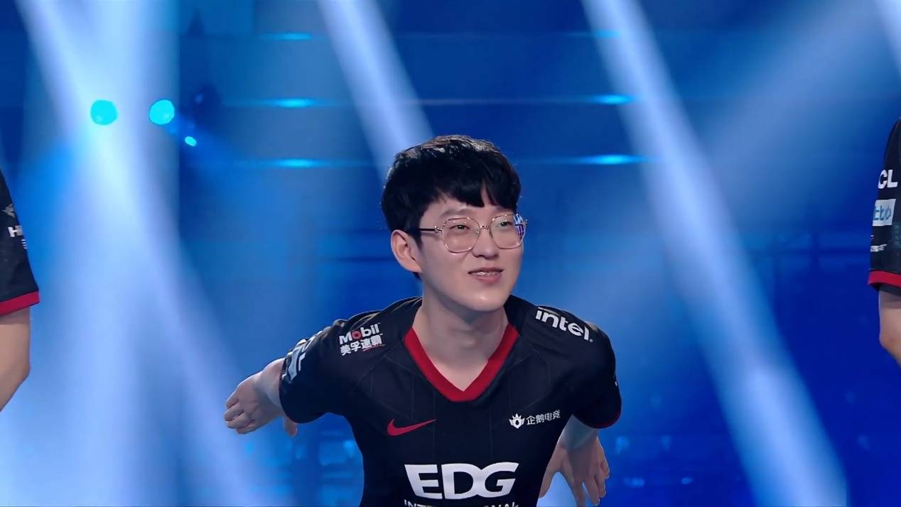 J9九游会 - Scout回归赛场,突破纪录首场状态亮眼,湖人观众沸腾!